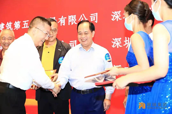 鹏瑞集团执行董事、总裁李维颁发“十年长期合作奖”.jpg